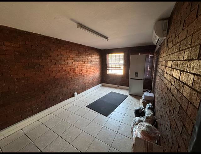 550M² WAREHOUSE TO LET IN SPARTAN